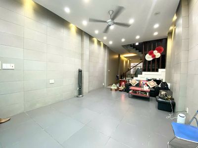 The real ground house, two stories, four rooms, house near the park.