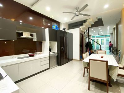 The real ground house, two stories, four rooms, house near the park.