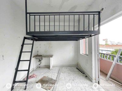 The mini apartment in the balcony readys the air conditioning right now. Tô Hiệu.