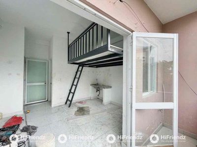 The mini apartment in the balcony readys the air conditioning right now. Tô Hiệu.