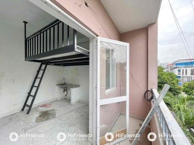 The mini apartment in the balcony readys the air conditioning right now. Tô Hiệu.