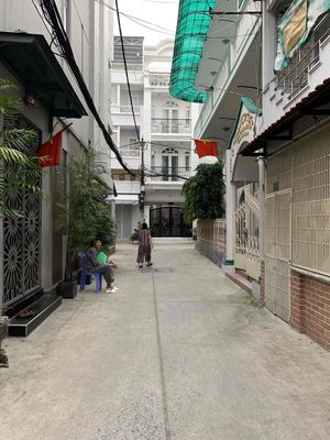 House 1 .2 stories, cmt8 close to the Republic, suitable to live in, storage