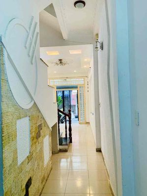 The entire Huỳnh Văn Bánh alley. (3 x16 m. 4th floor bedroom, air conditioning)