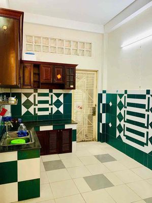 The entire Huỳnh Văn Bánh alley. (3 x16 m. 4th floor bedroom, air conditioning)