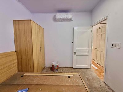The studio is new interior -- right on Phạm Văn Hai -- the sandy side.