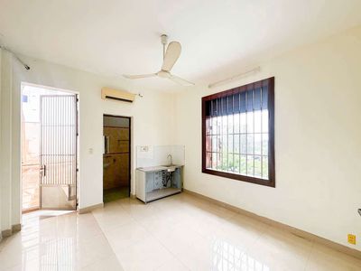 It's the owner of the empty room right now. Lê Văn Khương.