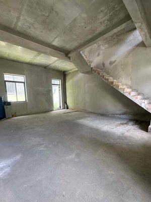 Rent a rough house, 4 stories down the main road, long-term contract,