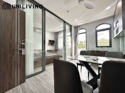 Rent a big space bedroom, balcony, full interior.