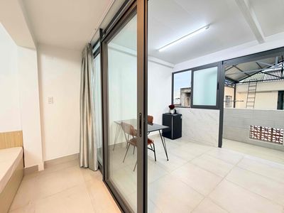 The service apartment costs 4 million8 near University ueh, University vhu - only 5 p miles away.
