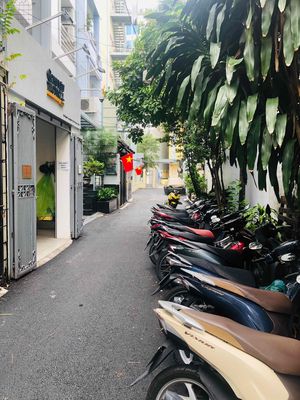 Rent a 7-place 7th Street - 3600 x 17 meters - just in the same business