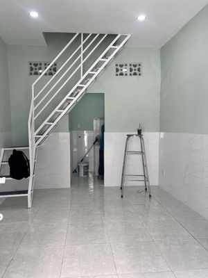 It's the owner who rents the entire house. The chain house.