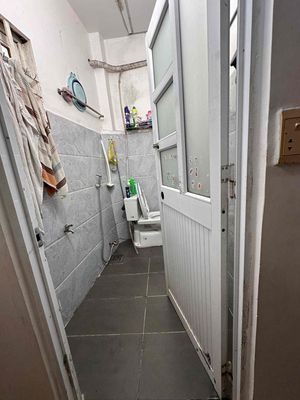 Three bedrooms to near the intersection of the alley.