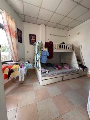 Three bedrooms to near the intersection of the alley.