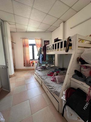 Three bedrooms to near the intersection of the alley.
