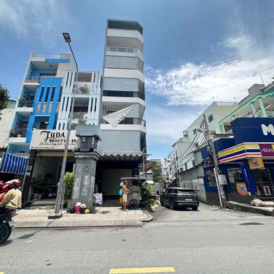 The Phạm Văn Chí Capital Front, District Six.