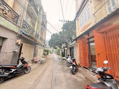 1942 alley house at 10
