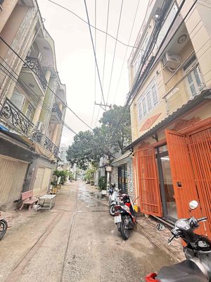 1942 alley house at 10