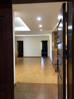 The corner of the three apartments is accb. Mr. May, Peace, rents only 14 million a month.