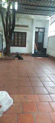 Renting the original 12th district-- 150 M2 - Car yard - near the market