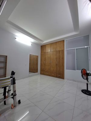 1 .2 floors, full interior right now.op mart per million. 3 bedroom 3 toilets.