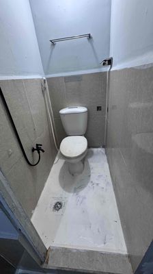 The original building is 1 st. 1 st floor. 3 bedrooms. 3 toilets. Three air conditioning.