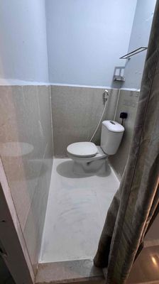 The original building is 1 st. 1 st floor. 3 bedrooms. 3 toilets. Three air conditioning.