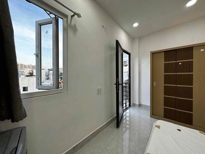 Rent a balcony apartment - large window of the 10th district
