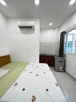 Rent a balcony apartment - large window of the 10th district