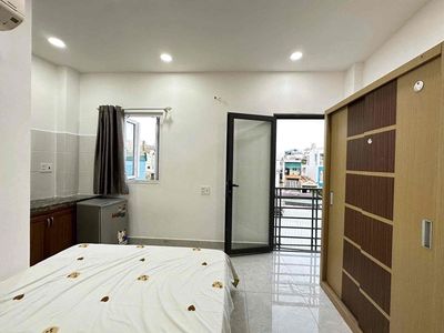Rent a balcony apartment - large window of the 10th district
