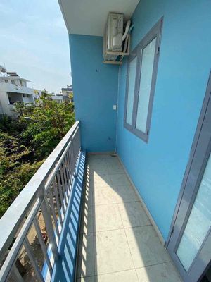 The room is in the right balcony, from 440 you're right next to the University of Parley.