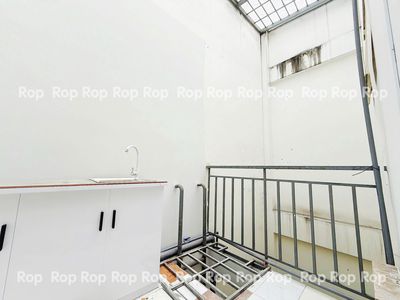 There's a room with a Phạm Văn Bạch kitchen.