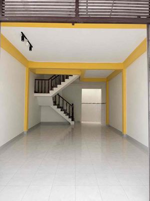 Rent a six-metre alley for 12 million in a sandstone market.