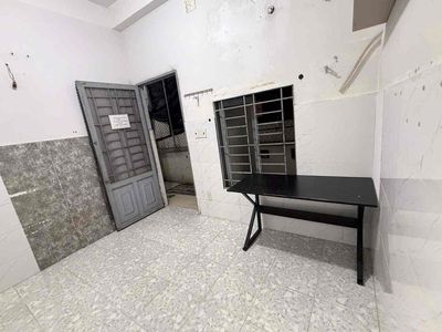 7 feet of room, Thống Nhất.