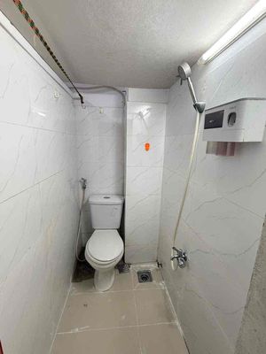 7 feet of room, Thống Nhất.
