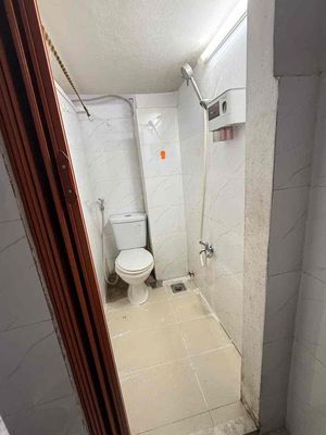7 feet of room, Thống Nhất.