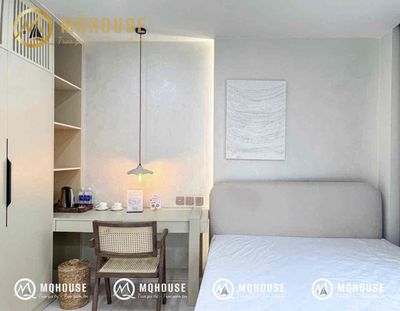 Rent the cool window studio in the 10th District, full interior.