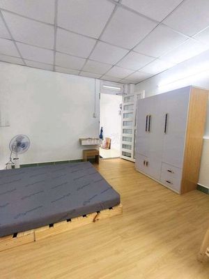 The full-house service room has two separate bedrooms with cooks.