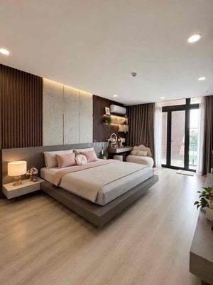 1 st floor 3 floors of front row business. Seven bedrooms.