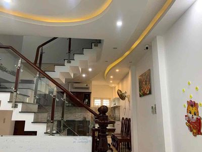 Rent the entire Nguyễn Tất Thành house, District 4.