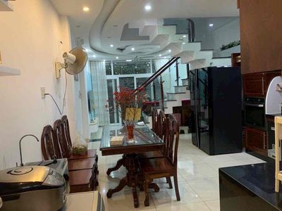 Rent the entire Nguyễn Tất Thành house, District 4.