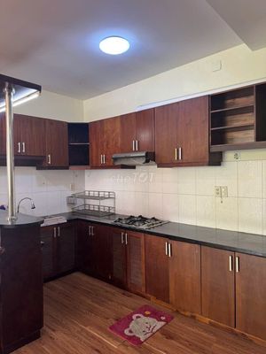 Renting Oren's apartment, 311 Bến Vân Đồn district 4, bid: 16.5 million a month.