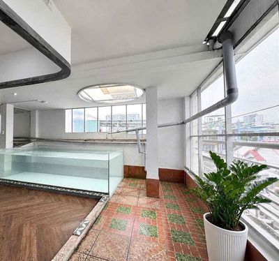 A 60-foot bedroom. Kitchen. A private Lake Garden Hotel.
