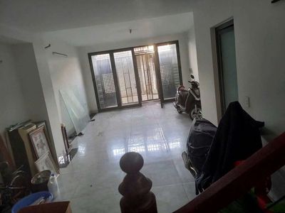Four bedrooms, one p.m., three air conditioning machines, parked in the house.