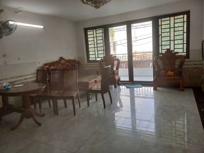 Four bedrooms, one p.m., three air conditioning machines, parked in the house.