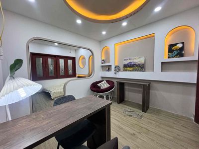 It is the owner who rents a bedroom. A new living room built by the SEO