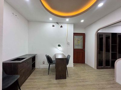 It is the owner who rents a bedroom. A new living room built by the SEO