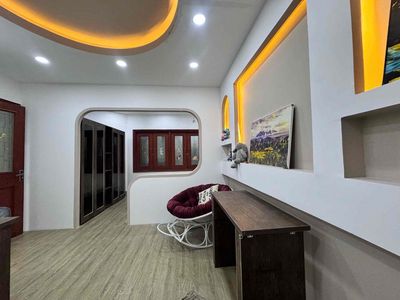 It is the owner who rents a bedroom. A new living room built by the SEO