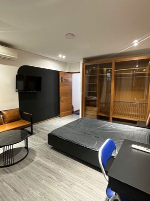 Rent a service apartment. A bedroom.