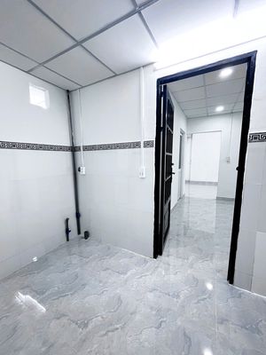 Rent a Linh Đông-car alley house. Three bedrooms, 100 meters, which is good for storage.