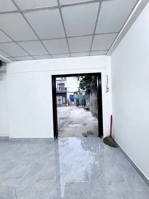 Rent a Linh Đông-car alley house. Three bedrooms, 100 meters, which is good for storage.